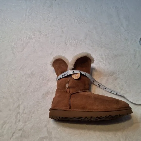 UGG Bailey Button II Boots Booties Sz 8 Genuine Sheepskin Suede Chesnut Sherpa
