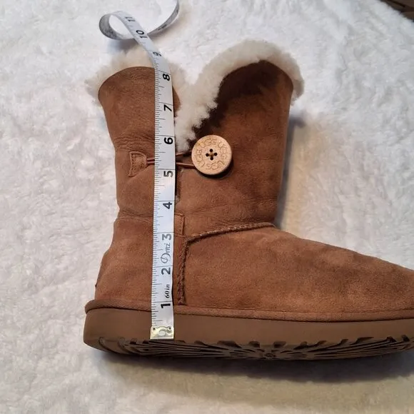 UGG Bailey Button II Boots Booties Sz 8 Genuine Sheepskin Suede Chesnut Sherpa