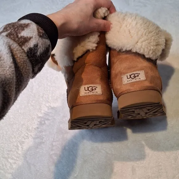 UGG Bailey Button II Boots Booties Sz 8 Genuine Sheepskin Suede Chesnut Sherpa