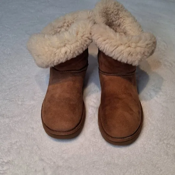 UGG Bailey Button II Boots Booties Sz 8 Genuine Sheepskin Suede Chesnut Sherpa