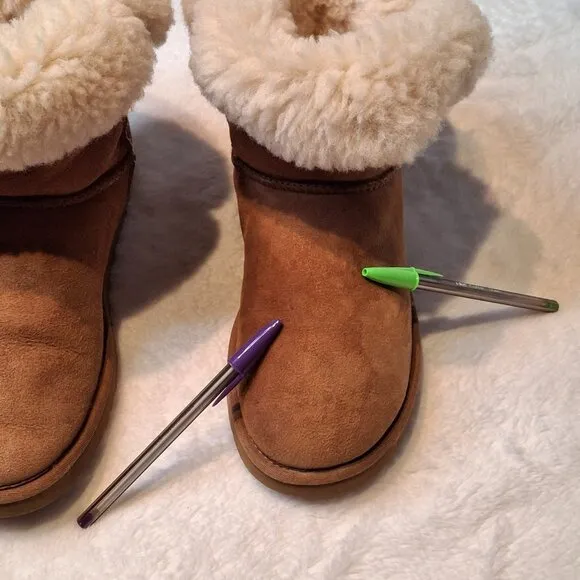 UGG Bailey Button II Boots Booties Sz 8 Genuine Sheepskin Suede Chesnut Sherpa