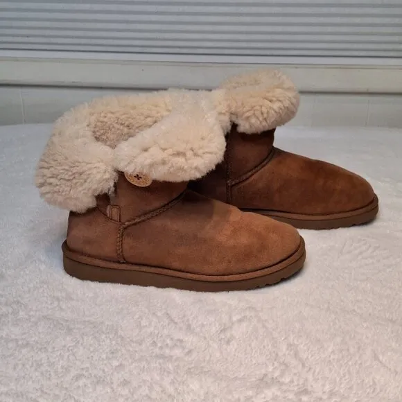 UGG Bailey Button II Boots Booties Sz 8 Genuine Sheepskin Suede Chesnut Sherpa
