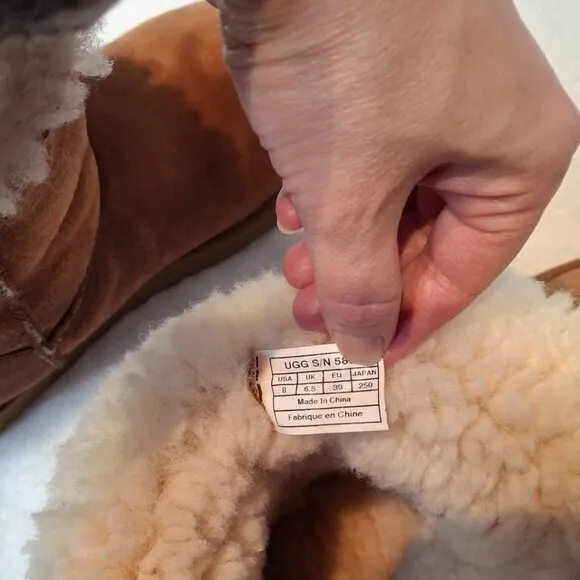 UGG Bailey Button II Boots Booties Sz 8 Genuine Sheepskin Suede Chesnut Sherpa