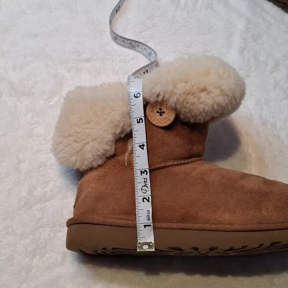 UGG Bailey Button II Boots Booties Sz 8 Genuine Sheepskin Suede Chesnut Sherpa