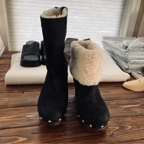 UGG Black Leather Carnegie Cuffed Shearling Clog Style Boots 1001317 Size 8