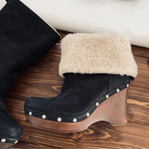 UGG Black Leather Carnegie Cuffed Shearling Clog Style Boots 1001317 Size 8