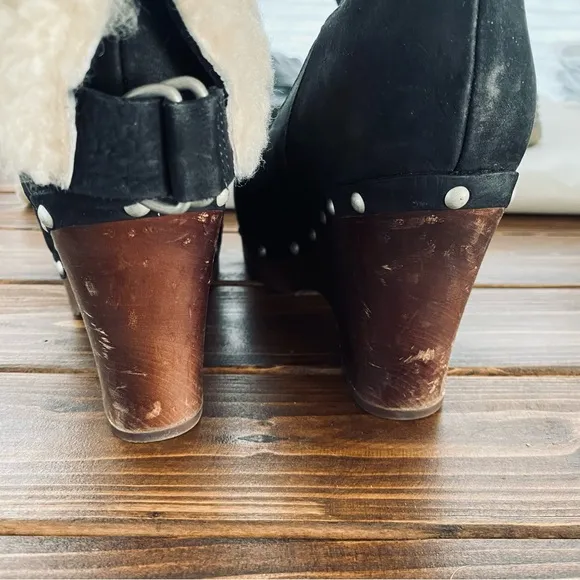 UGG Black Leather Carnegie Cuffed Shearling Clog Style Boots 1001317 Size 8