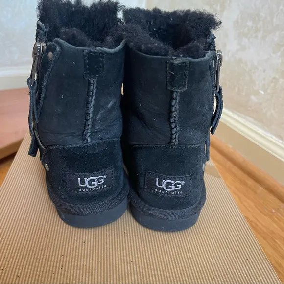 UGG Blaise boys kids black short boots zipper &amp; buckle Sz 10 US