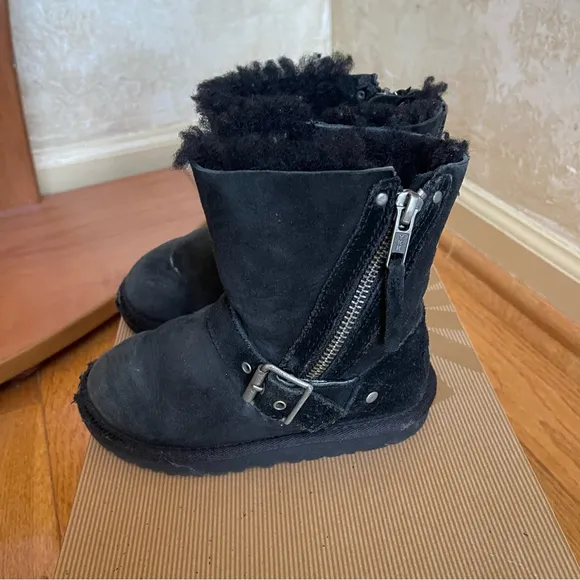 UGG Blaise boys kids black short boots zipper &amp; buckle Sz 10 US