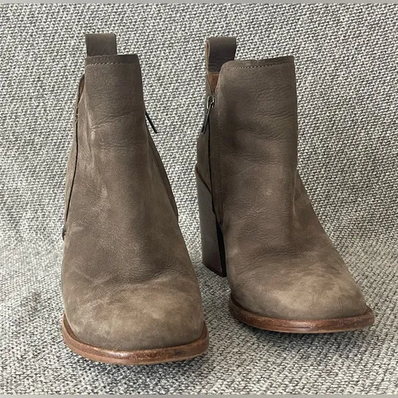 UGG Brown Ankle Boots Suede Pull-On Design