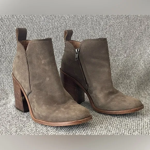 UGG Brown Ankle Boots Suede Pull-On Design