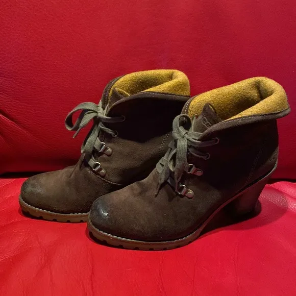 Ugg Distressed Warm Brown Suede Yellow Logo Wool Sheepskin Lining Boots