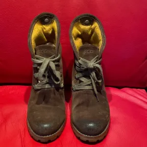 Ugg Distressed Warm Brown Suede Yellow Logo Wool Sheepskin Lining Boots