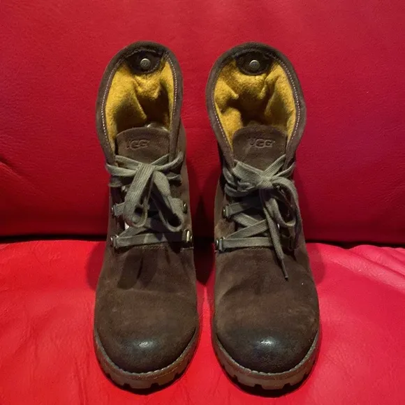 Ugg Distressed Warm Brown Suede Yellow Logo Wool Sheepskin Lining Boots