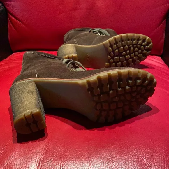 Ugg Distressed Warm Brown Suede Yellow Logo Wool Sheepskin Lining Boots