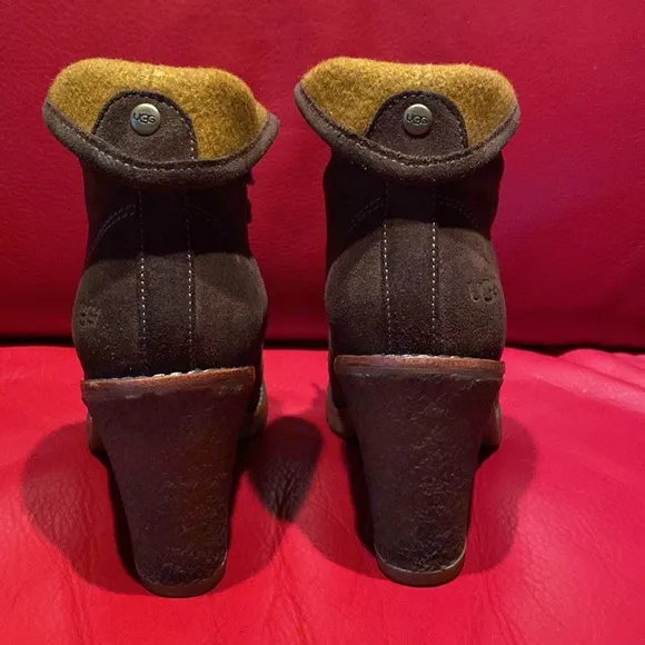 Ugg Distressed Warm Brown Suede Yellow Logo Wool Sheepskin Lining Boots