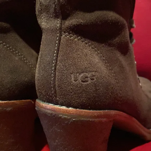 Ugg Distressed Warm Brown Suede Yellow Logo Wool Sheepskin Lining Boots
