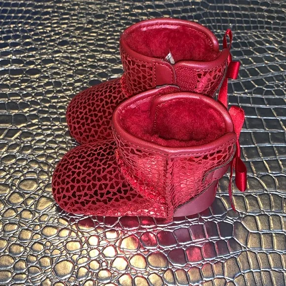 UGG Jesse Bow II Gel Hearts Baby Girl size 2/3 Boots