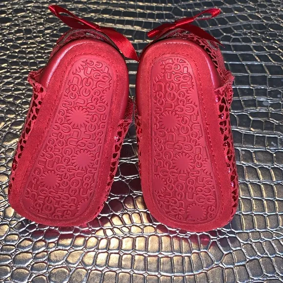 UGG Jesse Bow II Gel Hearts Baby Girl size 2/3 Boots