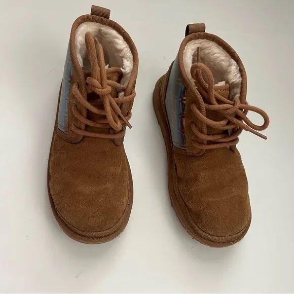 UGG Neumel Chromatic Shoes Chestnut Big Kids Size 3 Iridescent Chukka Rainbow