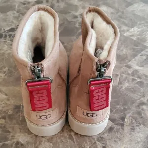 UGG sz 7 Tan Boots with Red zip pulls
