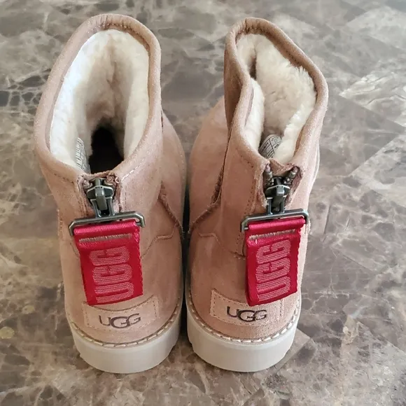 UGG sz 7 Tan Boots with Red zip pulls