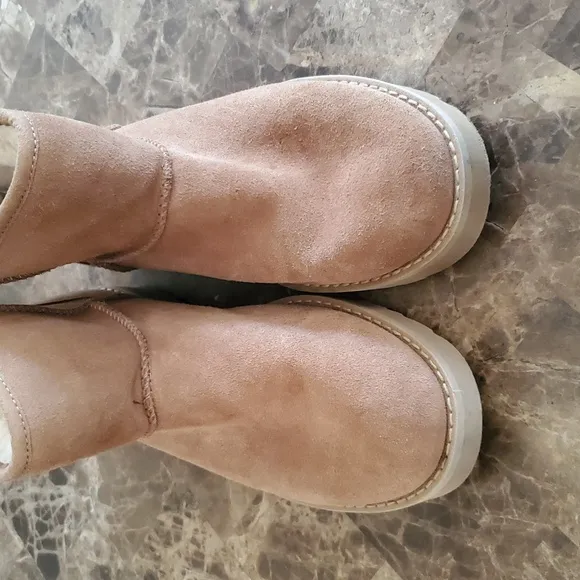 UGG sz 7 Tan Boots with Red zip pulls