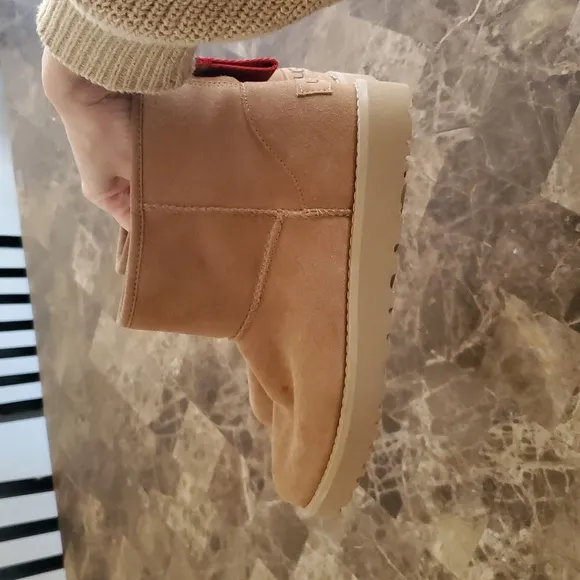 UGG sz 7 Tan Boots with Red zip pulls