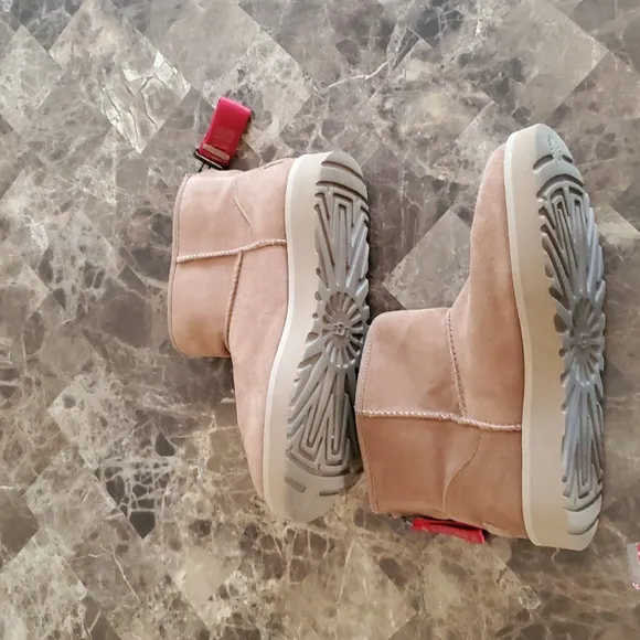 UGG sz 7 Tan Boots with Red zip pulls