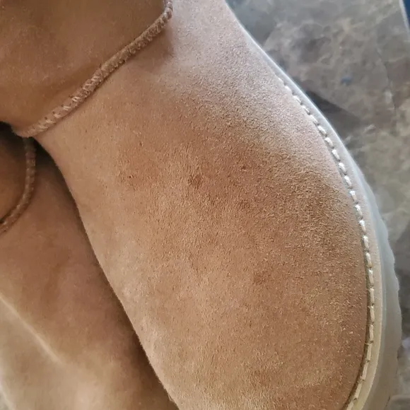 UGG sz 7 Tan Boots with Red zip pulls