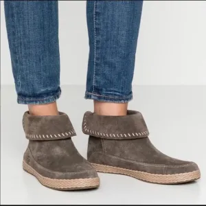 UGG Varney Casual Boots size 6