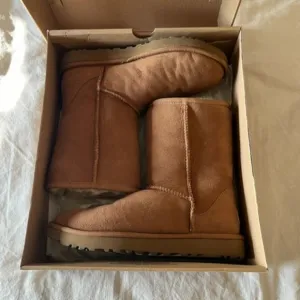UGG Women's Classic Short II Sheepskin Boots Chestnut Brown NEW IN BOX Size 7