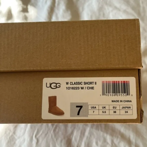 UGG Women's Classic Short II Sheepskin Boots Chestnut Brown NEW IN BOX Size 7