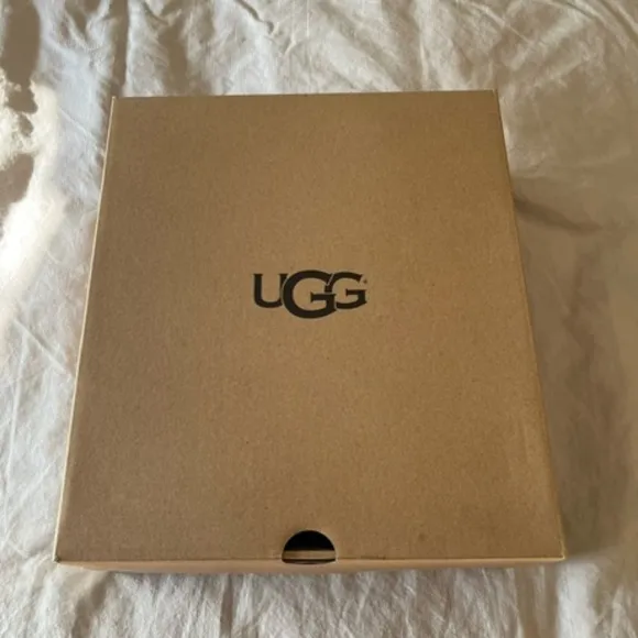 UGG Women's Classic Short II Sheepskin Boots Chestnut Brown NEW IN BOX Size 7