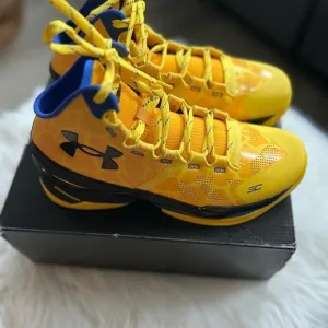 Under Armour Curry 2 Bang Bang Men SIZE 7 Women SIZE 8.5. NIB!