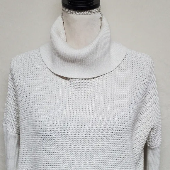 VINTAGE Michael Michael Kors White Waffle Knit Drop Shoulder Turtleneck Sweater