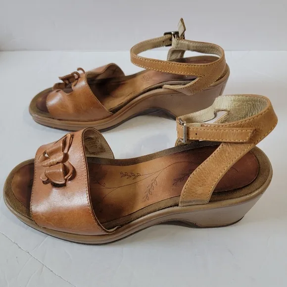 VTG Dansko 38 Brown Leather Cut Out Butterfly Comfort Sandals Artsy Casual RARE