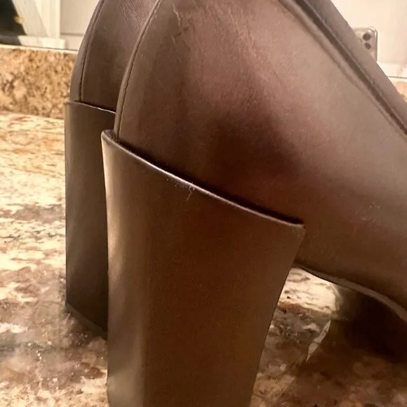 Woman size 8 B Gucci  3 1/2 inch heel leather Shoes, In really good condition.