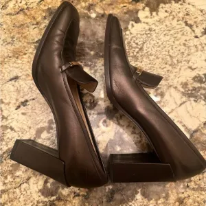 Woman size 8 B Gucci  3 1/2 inch heel leather Shoes, In really good condition.