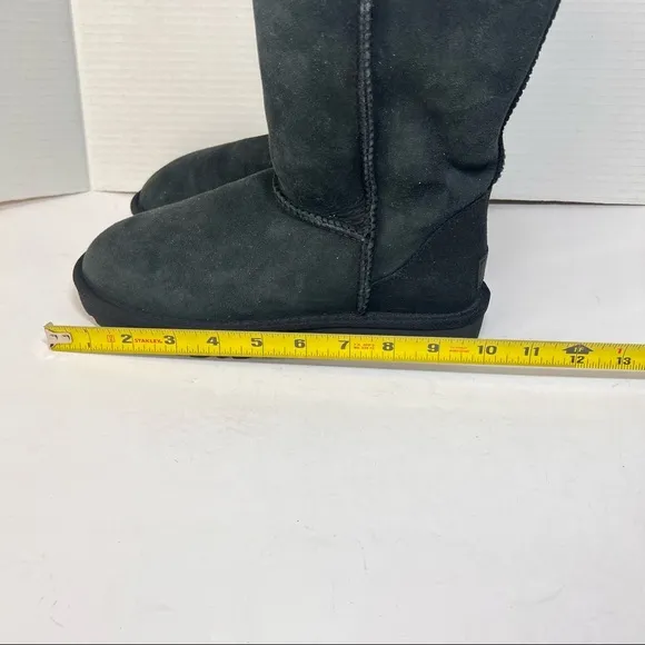 Women's UGG Classic Short II Sheepskin Boots 1016223 - Black Sz 6 EUC Warm Cute