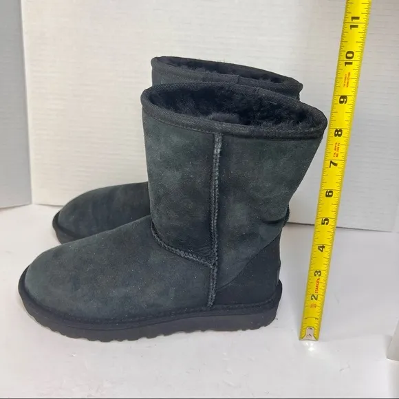 Women's UGG Classic Short II Sheepskin Boots 1016223 - Black Sz 6 EUC Warm Cute