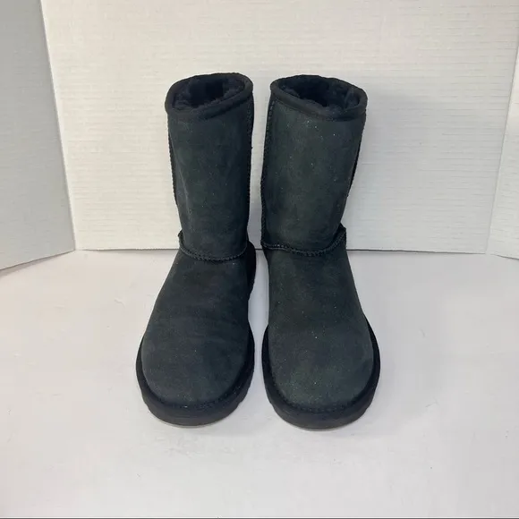 Women's UGG Classic Short II Sheepskin Boots 1016223 - Black Sz 6 EUC Warm Cute