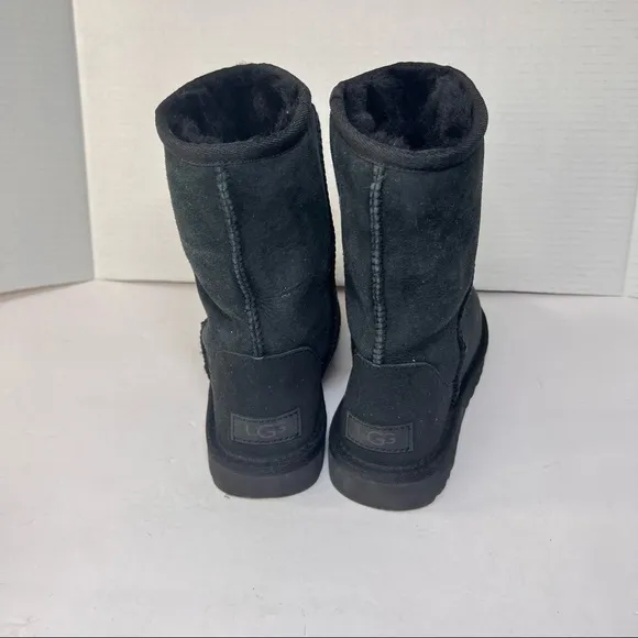 Women's UGG Classic Short II Sheepskin Boots 1016223 - Black Sz 6 EUC Warm Cute