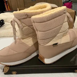 Young soles snow boots