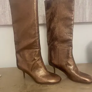 Zara Brown Heeled Boots with Sleek Silhouette